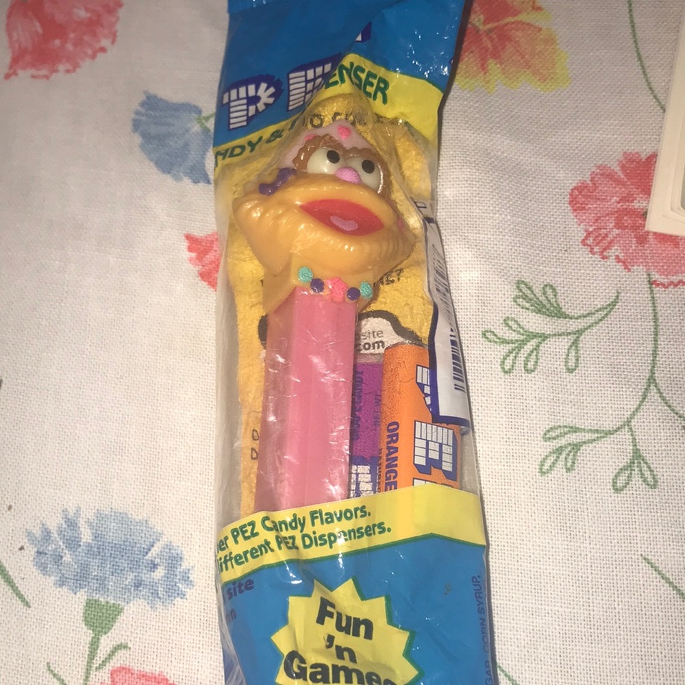 ❤️ PEZ Candy Dispenser Collector’s Item Sesame Street Zoe